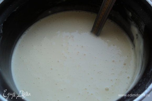 Для блинчиков: взбить венчиком яйцо с солью и сахаром, добавить кефир, муку, размешать. Добавить растительное масло и долить постепенно воду, чтобы получилось жидкое тесто. Дать тесту постоять 20 минут.