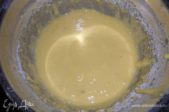 Яйца взбить с остальным сахаром, взбивать до загустения яичной массы, добавить сок половины апельсина, перемешать, добавить муку, просееную через сито, и разрыхлитель, перемешать.