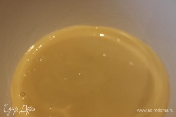 В сгущенное молоко добавить лимонный сок, перемешать и разделить на 2 части: одна пойдет для белых орешков...