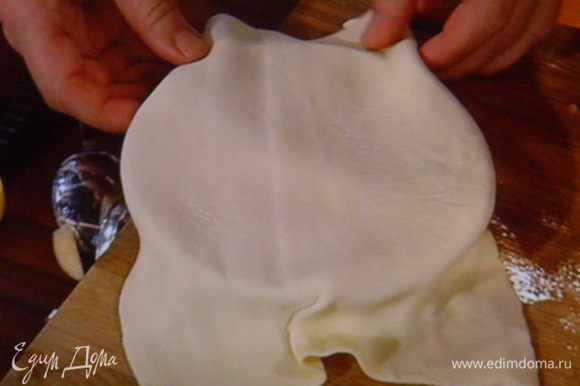 слоеное тесто выложить на формочку, поджать края по диаметру формы, лишние куски срезать.
