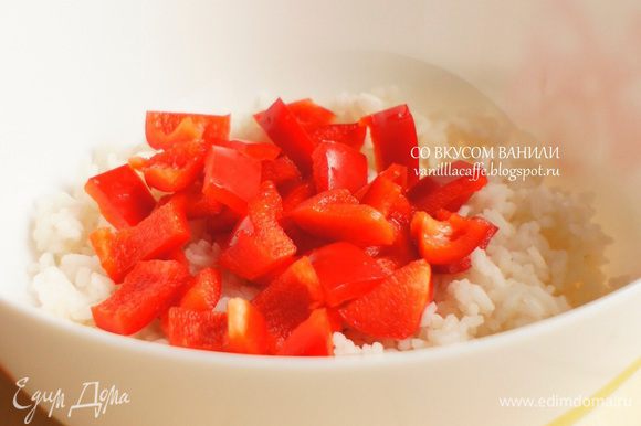 Каждый ингредиент салата добавляем в миску с рисом: нарезанный перец.