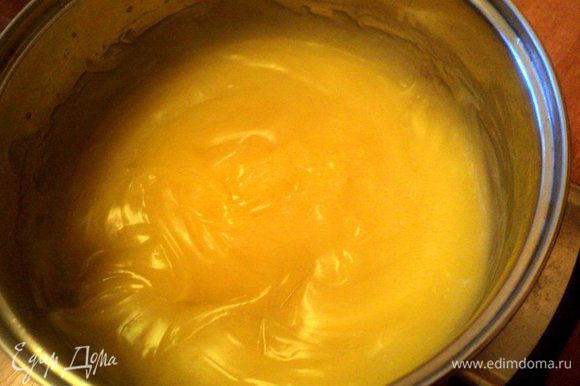 В оставшийся апельсиновый сок добавить сахар, довести до кипения и тонкой струйкой влить разведенный пудинг. Постоянно помешивая варить до загустения. Охладить до теплого состояния.