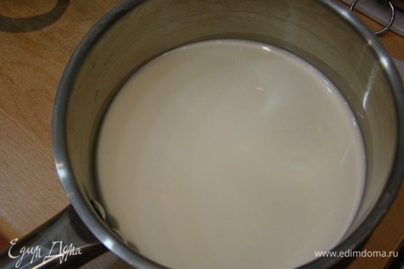 Начнем с крема. Подогреваем молоко (400 мл) с сахаром