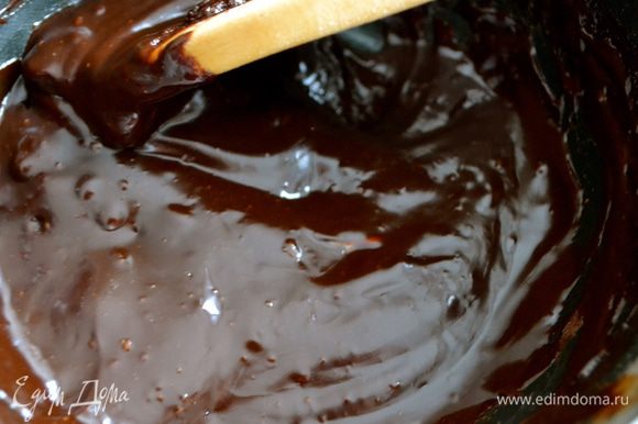 Растопить на водяной бане темный шоколад.