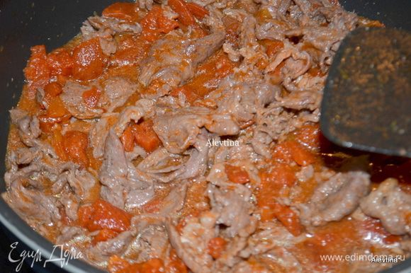 Добавить томатов банку с соком, к мясу (томаты порезанные на кубики) . Перемешать. Закрыть крышкой и готовить 10 мин. (филе готовится быстро).