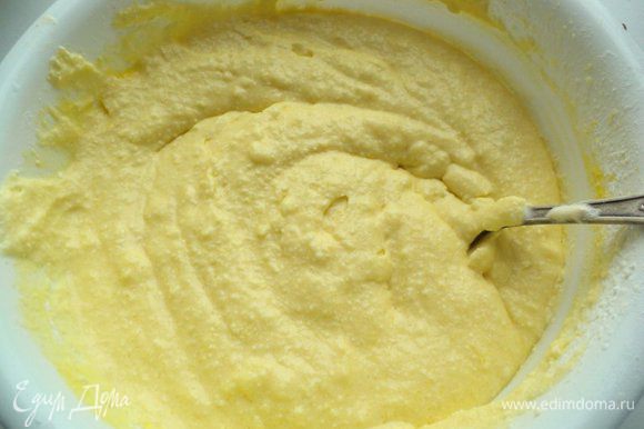 Творожная масса: желтки отделить от белков. Взбить творог блендером с сахарной пудрой, сметаной, желтками и ванильным пудингом.