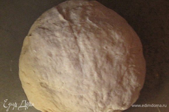 Смазать глубокую тарелку растительным маслом, положить тесто, накрыть полотенцем и поставить на 1-1,5 ч в теплое место.