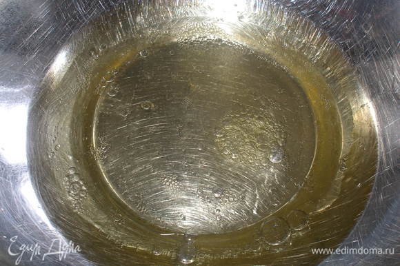 В миске смешать масло и воду.