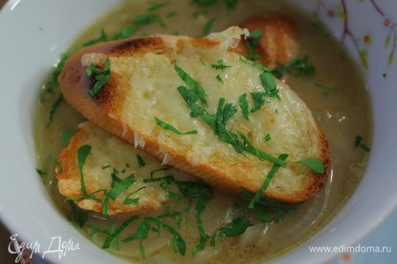Разлить суп по тарелкам, в каждую порцию влить 1 ч. ложку бренди, несколько капель уксуса из хереса, сверху выложить гренки с сыром.