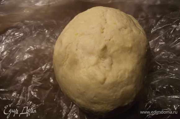 Скатываем тесто в шар и отправляем в холодильник охлаждаться на 30 минут.