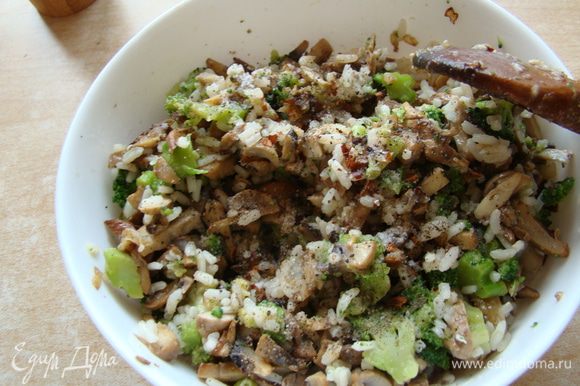 Мелко нарезать брокколи, грибы, поперчить, посолить и соединить с рисом и сырым яйцом.