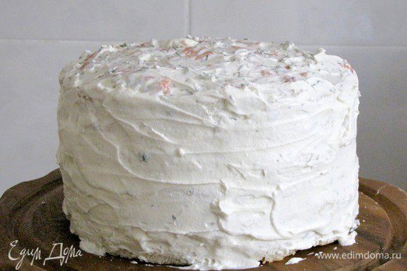 Смажьте бока торта кремом, который отложили ранее. В таком виде ему нужно дать настояться в холодильнике от 30 минут до 2 часов, но это необязательно.