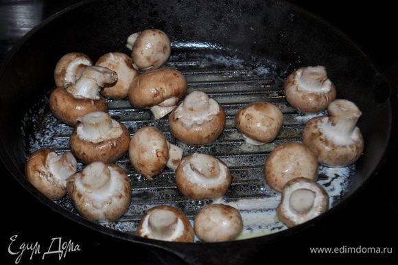 На чугунной сковороде растопим 1 1/2 стол.л сливочного масла. Обжарим грибы 6-7 мин. готовые грибы переложим на тарелку.