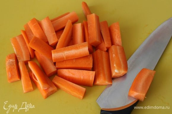 Крупными брусочками нарезать - морковь....