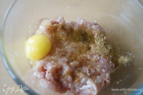 В фарш добавляем соль, приправы и яйцо, хорошо перемешиваем до однородной консистенции