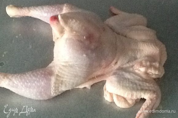 Разделываем курицу:грудку нарезаем пластинами,отбиваем,солим и приправляем приправами,оставшееся мясо отделяем от костей и режем на небольшие кусочки.