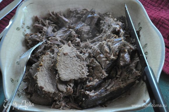 Мясо хорошо распадается на кусочки при прикосновение ножа. Подаем с соусом и гарниром.