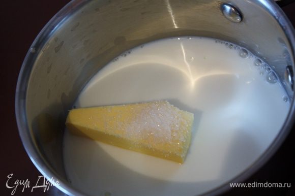Молоко смешайте в сотейнике со сливочным маслом,солью,сахаром (30 г) и доведите до кипения. Вы можете вместо молока использовать воду или напополам, тогда шукеты будут легче, правда тесто будет тогда более тягучее.
