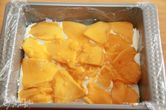 Свежий спелый манго режем на пластинки и выкладываем на слой крема.