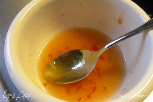 Для соуса смешиваем чили-соус, мед и сок лайма (количество сока по вкусу, в рецепте сок 1 лайма, но можно брать и меньше).