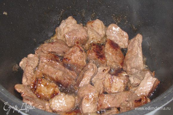 Разогрейте к казане, сотейнике или кастрюле с толстым дном масло, обжарьте в нем мясо на сильном огне до румяной корочки.