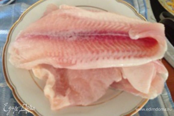 Подготовьте филе рыбы. Если используется замороженная рыба, то перед приготовлением ее необходимо полностью разморозить.