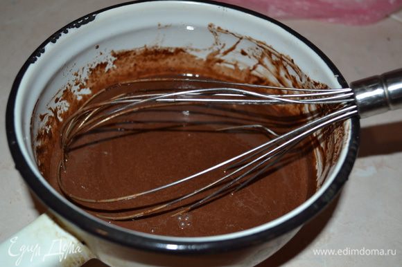 Заливаем горячими сливками черный шоколад и интенсивно размешиваем до полного его растворения. Немного охлаждаем.