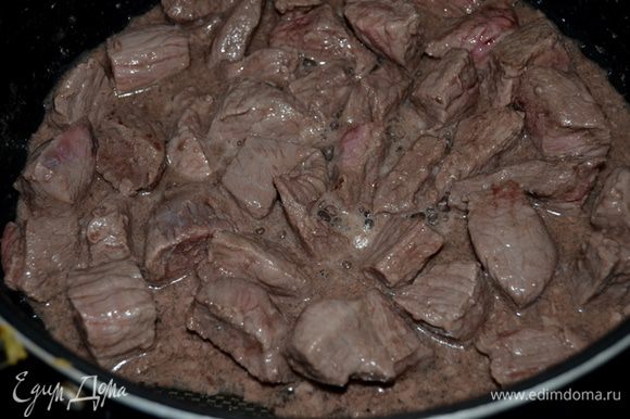 Разогреем сковороду с тяжелым дном. Обжарим кусочки говядины. Затем добавим чеснок порезанный - 2 дольки и обжарим вместе слегка.