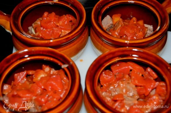 Разложим по горшочкам. Добавим баночные помидоры порезанные, лук порезанный, соль и перец, сахар.