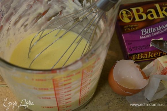 Взбить яйца с сахаром, примерно 2 мин. Смешать муку, соль и разрыхлитель. Смешать шоколадную смесь с ванилином.