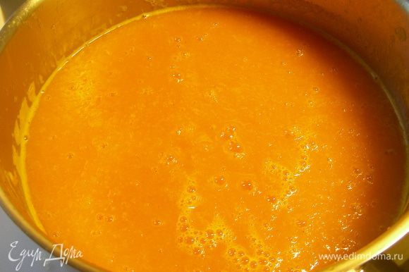 Добавляем в суп апельсиновый сок, мед, сoлим, перчим по вкусу и доводим его до кипения.