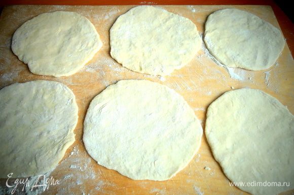 Раскатываем тесто в лепёшки примерно 10 см.