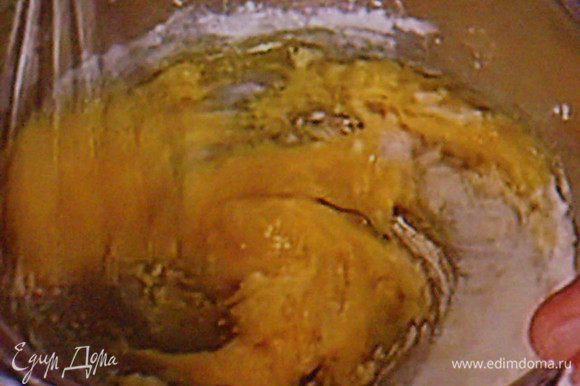 Яйца отделить. На водяной бане взбить желтки с сахарной пудрой и 2 ст л горячей воды до загустения.