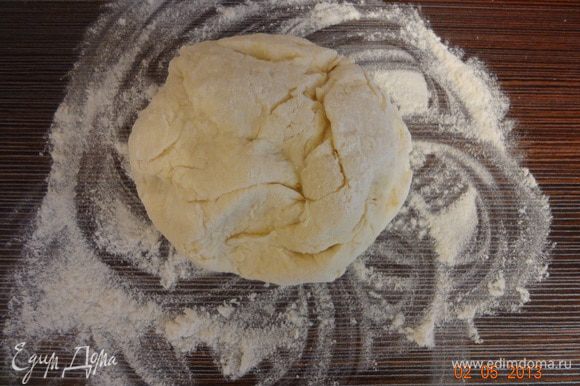 Муку с разрыхлителем просеять в отдельную миску, добавить творожную массу, замесить мягкое тесто.
