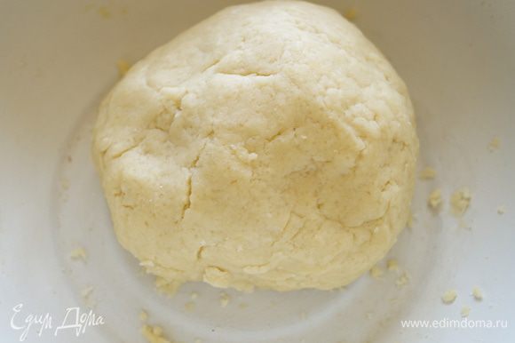 К сливочно-мучной крошке добавить яйцо и семена ванильного стручка, замесить тесто. Завернуть в пищевую пленку и убрать в холодильник на 2 часа.