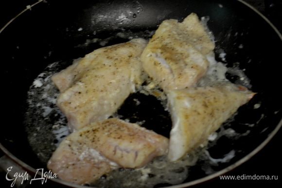 Обжарить рыбу с 2-х сторон на растительном масле до готовности.