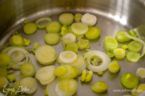 В большой сковороде разогреть примерно 3 ст.л. оливкового масла и положить обжариваться лук.