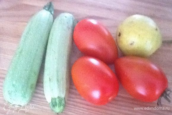 Хорошо промыть овощи. Из расчета на один кабачок - 2 помидора и половинка груши.
