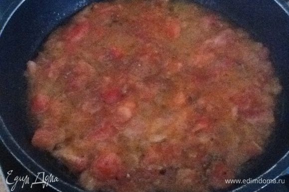 Когда из томатов выпарилась лишняя жидкость, добавить грушу.
