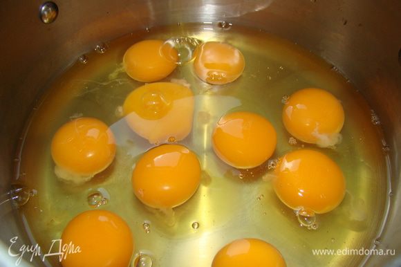Яйца взбиваем с оставшимся сахаром