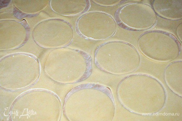 Раскатайте тесто в пласт толщиной 2 мм, формочкой или стаканчиком вырежьте круги диаметром 5 см.