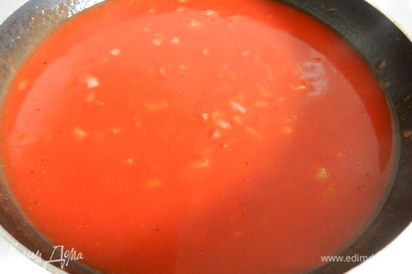 Готовим соус. Пасируем лук на оливковом масле до золотистого цвета, добавляем томатную пасту, разведенную с 1,5 ст. воды, сливки (если есть). Снимаем с огня и перемешиваем венчиком до однородной массы.