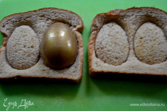 Хлеб подсушим в тосторе. Поскольку это канапе я вырезала формочкой в виде яйца хлеб. Тонко порежем семгу.