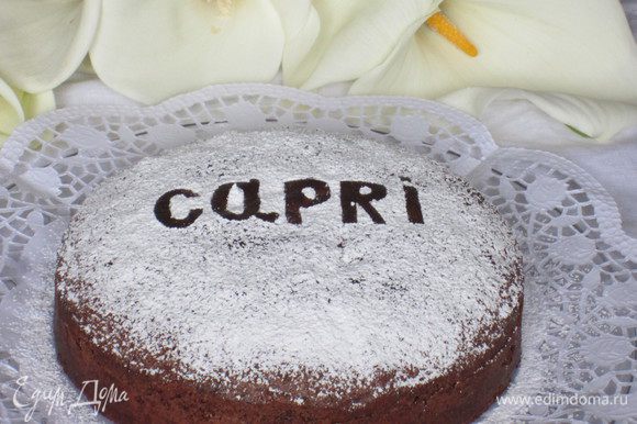 Вырезать из плотного картона буквы и выложить слово "Capri" или "Caprese", посыпать сахарной пудрой.