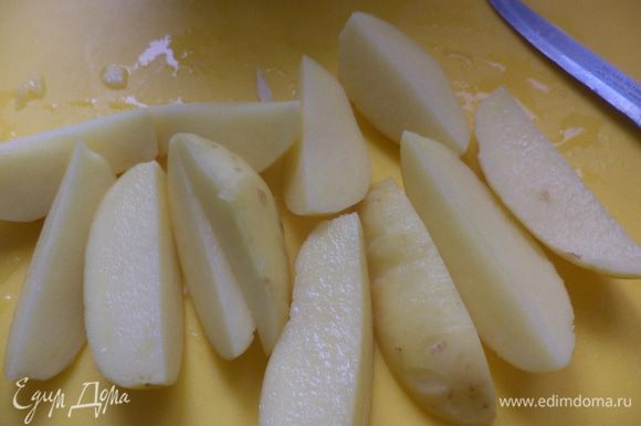 Пока жарится лук, очистите картошку и нарежьте на половинки или четвертинки, если она крупная.