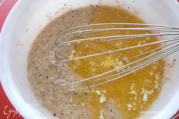Добавьте в тесто растопленное сливочное масло и перемешайте до однородного состояния.