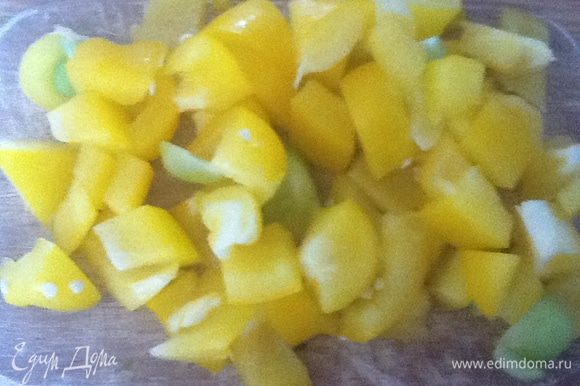 Желтый перец нарезать квадратными кусочками, примерно, 2х2 см