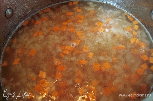 Наливаем 1,5 литра горячей воды, доводим до кипения и бросаем морковь с картошкой, лавровый лист и душистый горошек. После закипания варим около 5 минут и добавляем кусочки рыбы. Важно не перелить воду, потому что суп должен быть густой, а еще и сливки будут. На небольшом огне варим суп еще минут 10.