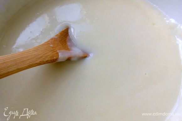 Растопить на сковороде сливочное масло, обжарить на нем муку до легкого золотистого цвета. Помешивая, постепенно вводить молоко. Варить соус где-то 5 минут до загустения.