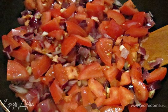 В той же сковороде, где жарились баклажаны, пассивировать лук и чеснок. Добавить нарезанные кусочками помидоры, розмарин , накрыть крышкой и тушить 10мин.